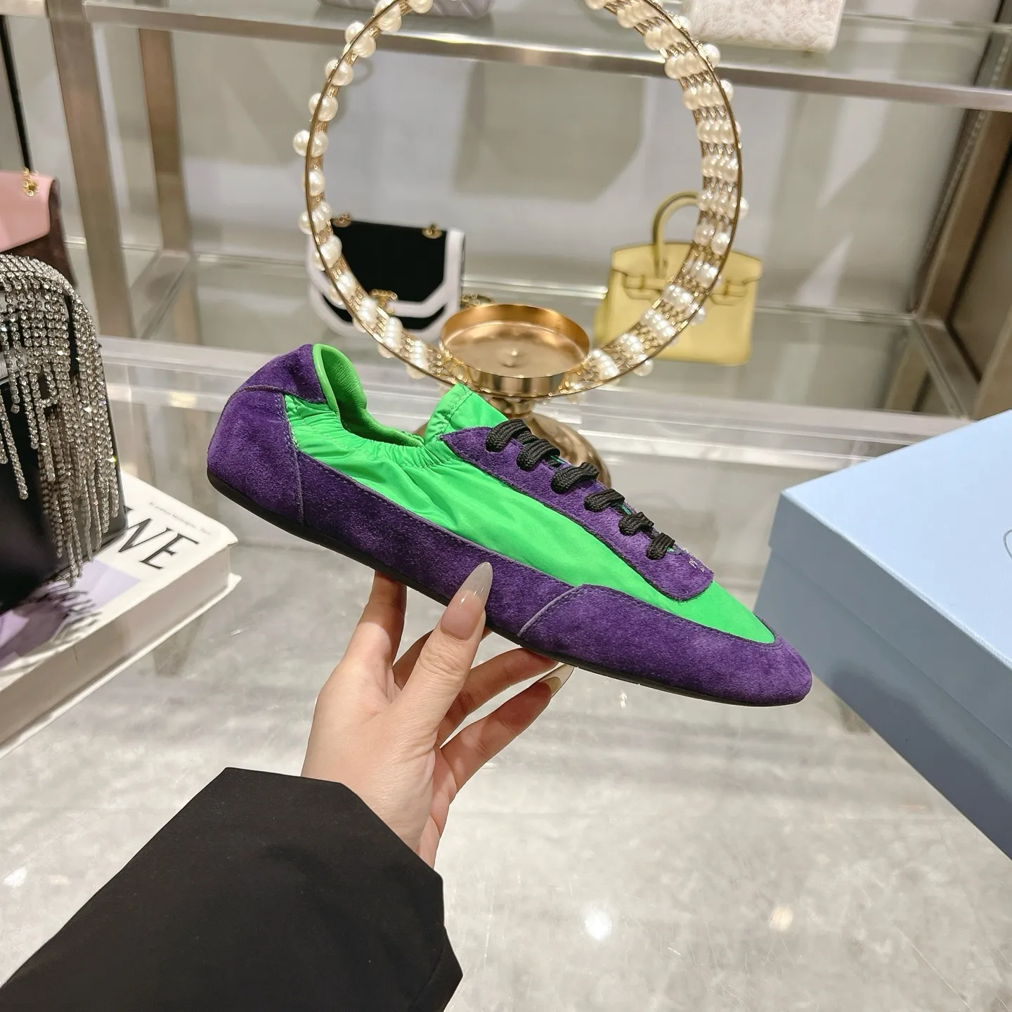 👟👟Ex-factory price 520👟👟Men's size +10 Couple style🎆Prada's new moral training shoes. The upper is suede with texture, and the inner sheepskin is wrapped. It is soft and waxy🎆The insole is thickened with lambskin. It is extremely comfortable to step on, has a sense of support, and feels well wrapped. The shoe shape is full of wrapping, light and easy to wear. A practical casual shoe that makes your legs appear taller! White is clean and refreshing, needed all year round, and can be easily worn with skirts and pants. Upper: imported suede/original molded fabric. Lining: sheepskin. Outsole: rubber outsole! Code number: 35-41 Color: burgundy blue brown green dark green yellow black red gray 9 colors available